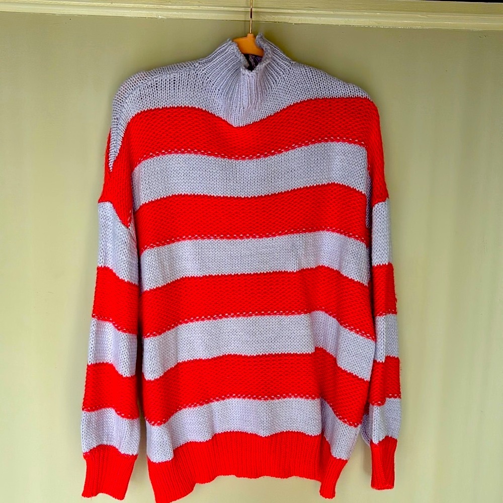 PrettyLittleThing oversized women’s sweater. Size: Small.